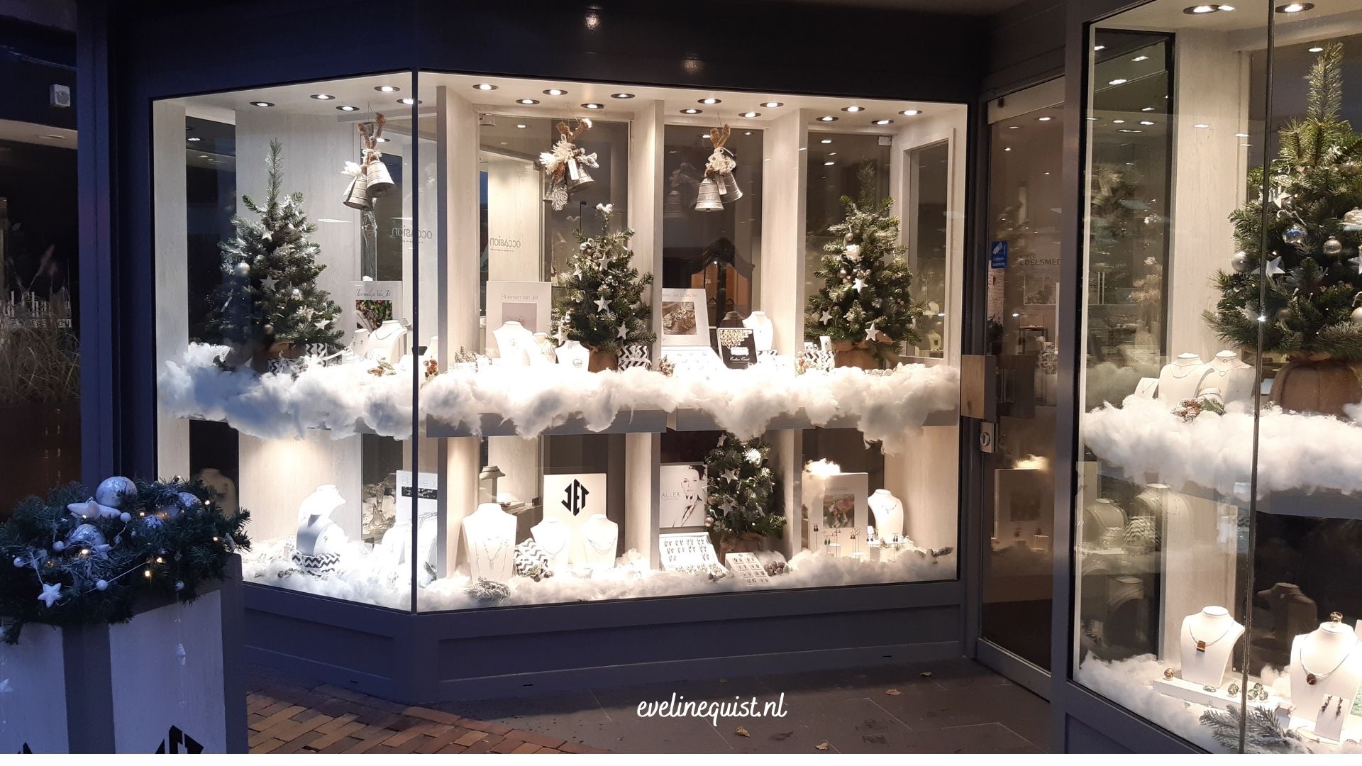 Kerstdecoratie en visualmerchandising etalage